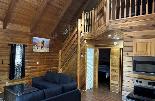 {CABIN #2 of 4}"THE COMFORT ZONE" PET FRIENDLY 5 STAR CABIN