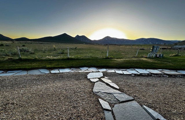 Cabin 3 at the Almo Inn, Close to City of Rocks National Park and Castle Rock
