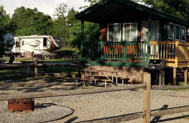 Cabin 8 - Beautiful cabin with a queen, full and twin bed. Great for days outdoors and nights in.