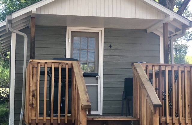 Cabin by lake, pet friendly, quiet