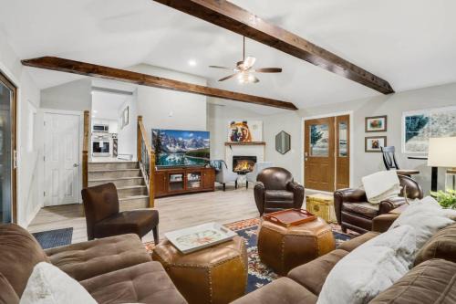 Cabin by North Clear Creek. Private Hot Tub. Pets