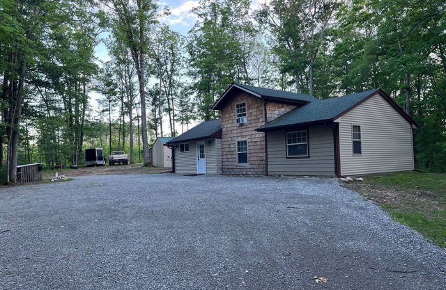 CABIN IN THE WOODS, 10 acres, Sleeps 8. Close to ORV trails and Forest Dunes.