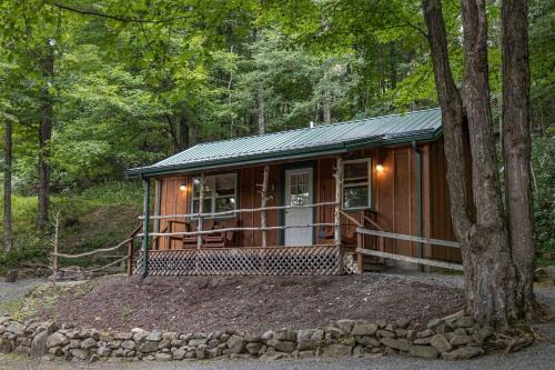 Cabin in the woods w/WIFI close to Monongahela National Forest