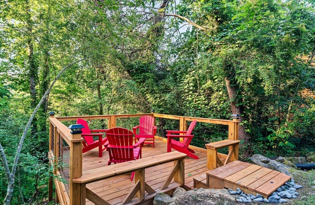 Cabin-king master, 2 bath, private loft w/queen & twin, HOT TUB, flat driveway