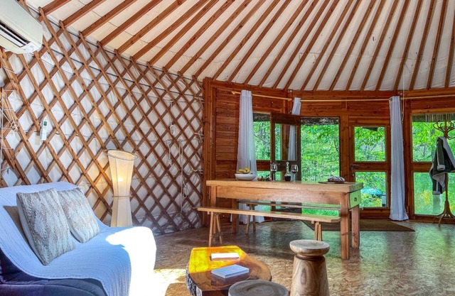 Cabin "La Contemporaine" with private terrace, shared garden and air conditioning