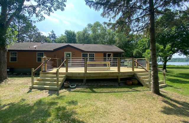 Cabin, Lakeside Historic Boathouse with Sand Beach & Volleyball, SUPER PRIVATE
