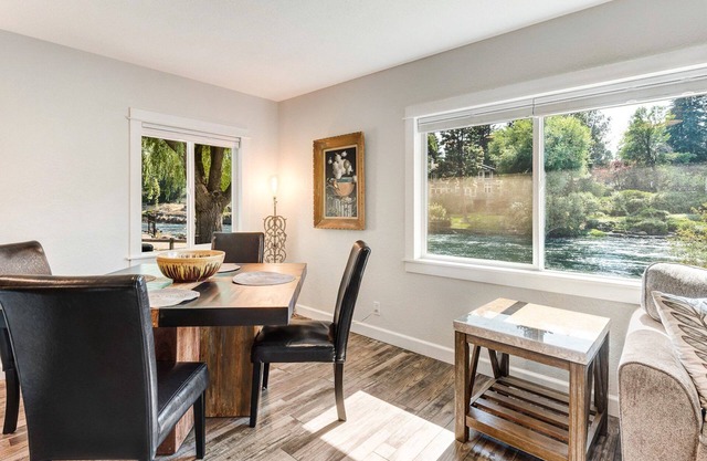 "Cabin Leisure" Riverfront cottage just steps from Deschutes River