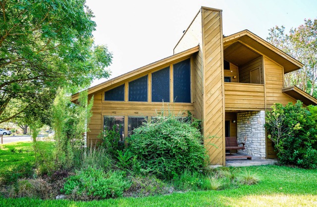 Cabin near Creek in Friendly Neighborhood- Great for family or business travel!