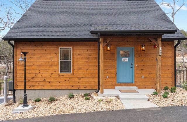 Cabin near Thunder Ridge w Pvt Hot Tub, Cmty Indoor Pool, Free Attraction Tickets