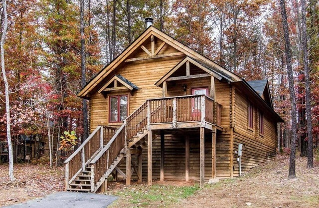 Cabin on 1,000 Acre Resort Horse-riding Huge Lake; Pools, Hot Tub,Games Kitchen