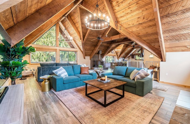 Cabin on Peaceful creek w/hot tub, sauna, firepit- minutes from Hurricane Ridge