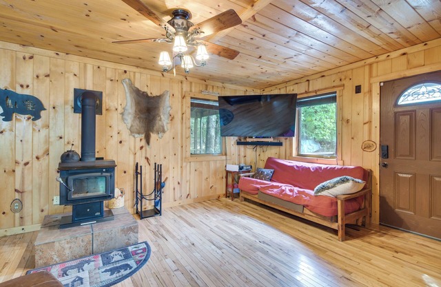 Cabin on Table Rock Lake w/Hot Tub & Fire Pit!