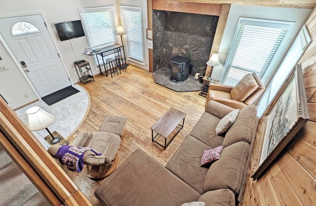 Cabin style home with pellet stove, A/C, & private hot tub - Sequoia 14