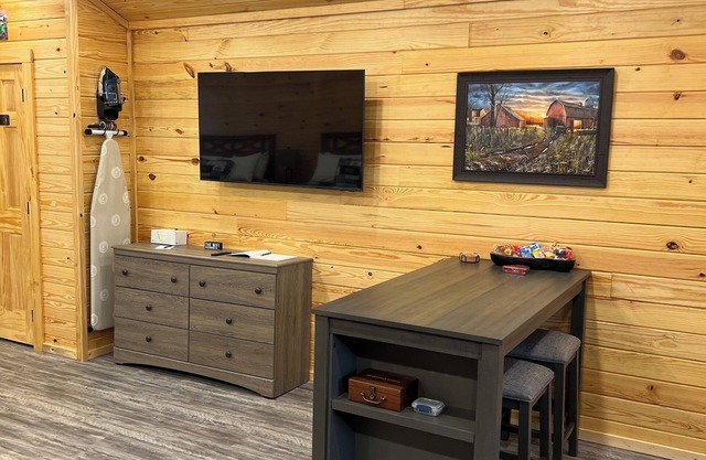 Cabin Unit 3 of 6 Called the Texan with WiFi and AC in serene Paige