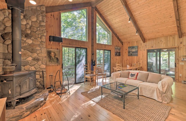 Cabin w/3 Acres, Tennis Courts: By 4 Ski Mtns