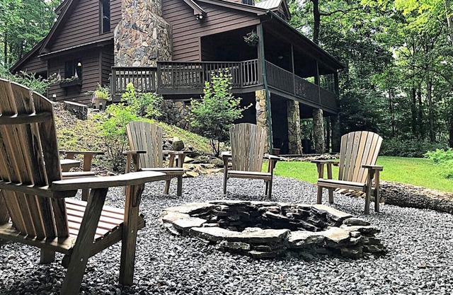 Cabin w/HotTub,Firepit,Pool Table,Pet Friendly,Central AC,WIFI,Gas Frpl,Deck