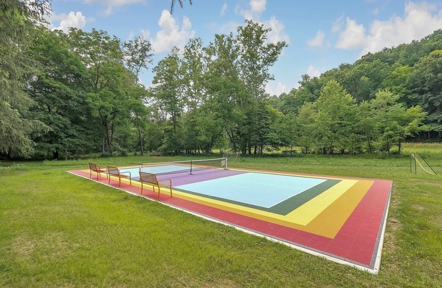 Cabin with private pickleball court and tons of FUN, caves close!