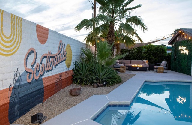 Cactus Clubhouse: Sleek midcentury modern desert retreat in Scottsdale, AZ