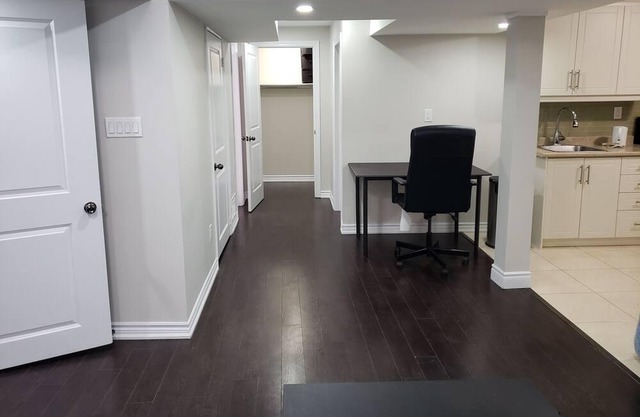 California Room 2 Clean Basement Apartment With Side Entrace