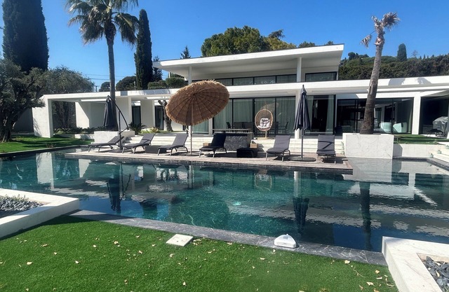 Californian villa in Mougins with 2 pools