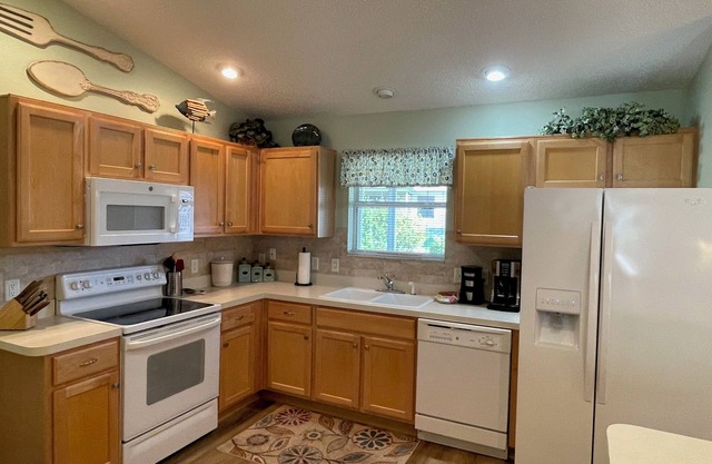 CALL TODAY FOR SUMMER DISCOUNT in Cozy Retreat w/Large Lanai, Golf Cart.