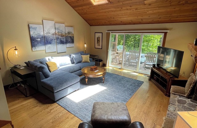 Calm Creek Retreat - golf course view, spacious deck, open entertainment area!