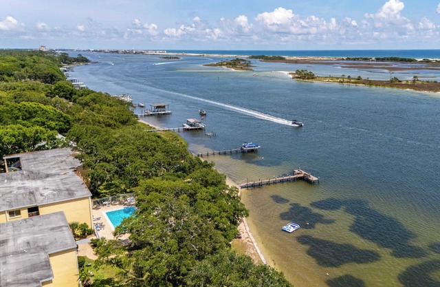 ‼️Calm Waterside Condo‼️ | Kayaks, Paddles, Pool