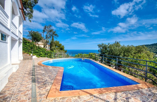 CALMA: Spectacular holiday rental villa with private pool and sea views in Sa Riera, Begur.