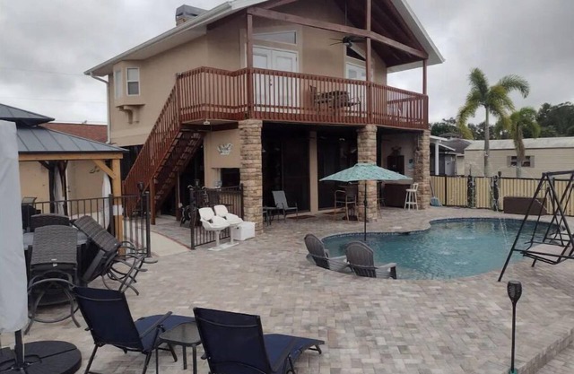 Caloosahatchee's Family Retreat and Tiki Bar