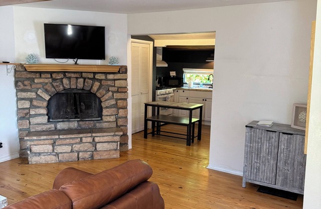 Cambria Cute Cottage with Private Deck