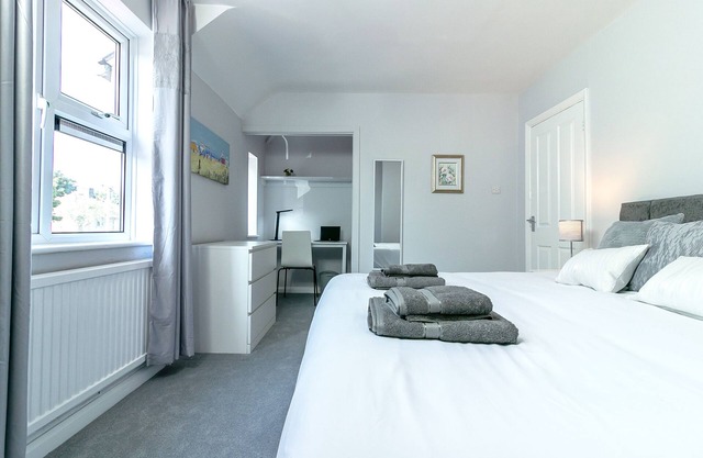 Cambridge 4 bed house. Sleeps 6. Parking &Terrace. 20min walk into town.