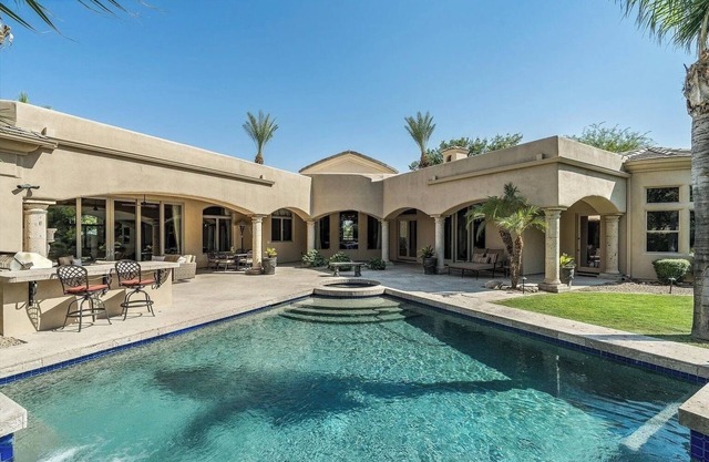 Camelback Compound - 8 BR all ensuites. Heated Pool & Spa, Golf & 2 Guest Houses