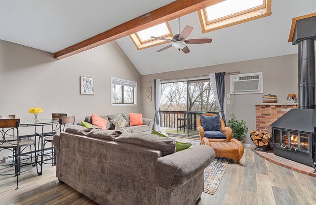 Camelback Mountain all season Family Vacation! SKI In/Out -Hot Tub-Pool & Sauna!