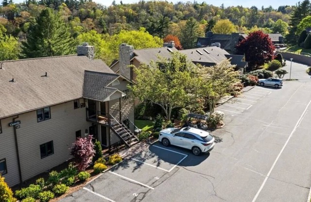 Camelia 2: Chetola Resort Amenities! Walk to Downtown Blowing Rock!