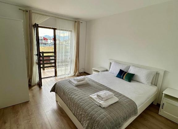 Camera dubla cu balcon si living privat