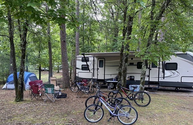 Camper Near Greers Ferry Lake with boat ramp access!