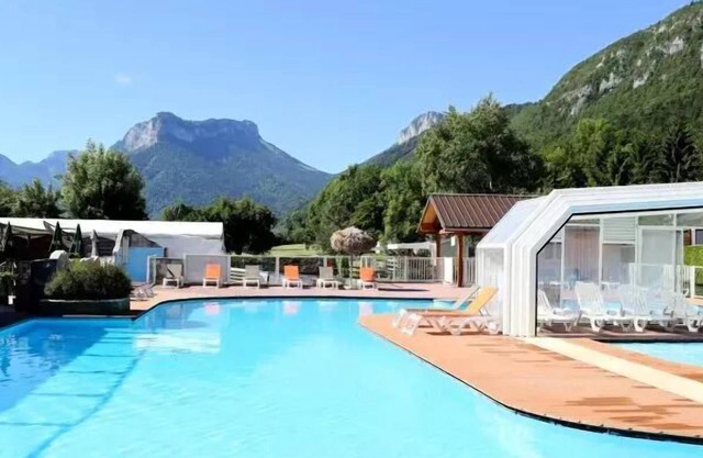 Camping Les Fontaines**** - Vista 3-room mobile home for 4 people with air conditioning