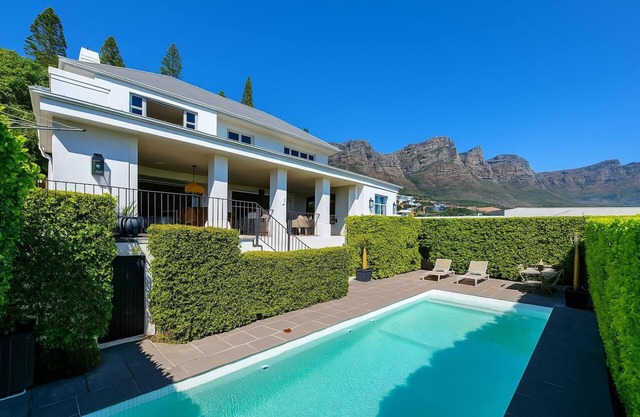 Camps Bay Luxury Family Retreat – Lush & Stylish