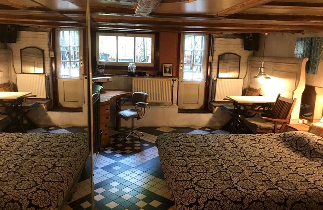 Canal Apartment for 2, 17th cent Old house Center Amsterdam