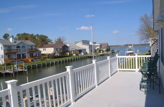 CANAL FRONT - GREAT VIEWS - 5 BDRM, 3&1/2 BATHS, 2 KINGS, GOLF, RELAX.