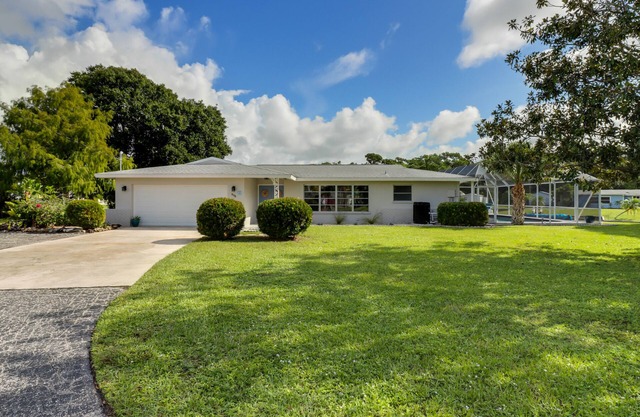 Canal Home to Gulf Completely Renovated, Large Pool, come to Serenity Retreat!