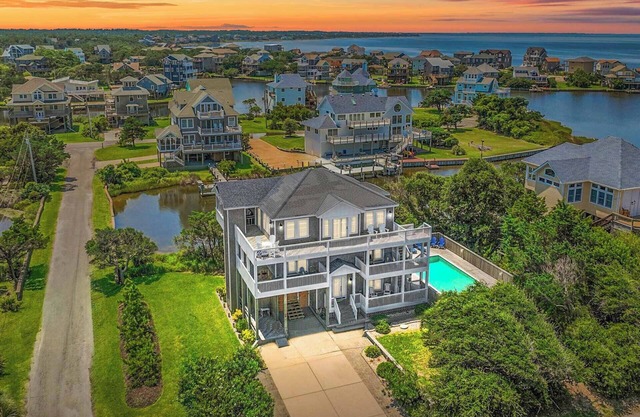 Canalfront - 5 Bedrooms, Private Pool, Hot Tub, Boat Dock