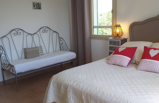 Cante Grillet in Provence at the foot of the Luberon LACOSTE (84480) Chambre FLORY