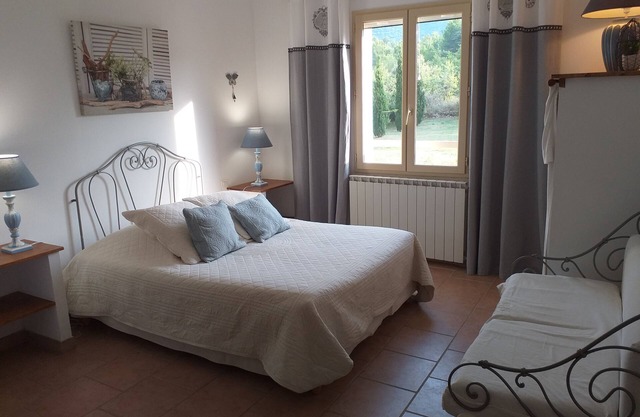 Cante Grillet in provence at the foot of the Luberon Chambre ZORA