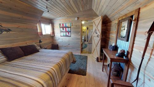 Canyonlands Barn Cabin with Loft, Full Kitchen, Dining Area for Large Groups