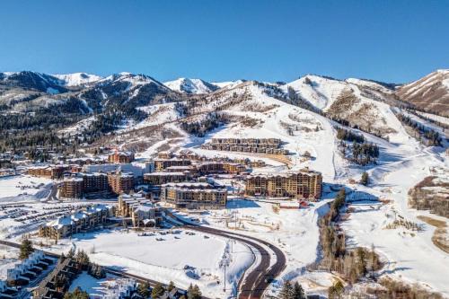 Canyons Resort, Community Hot Tub Retreat, Slopes located steps away!