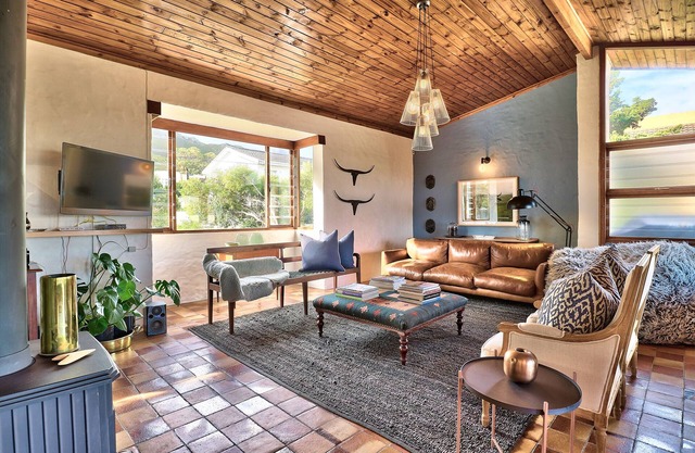 Cape Chestnut Villa; a trendy friends- and family getaway. Voëlklip.