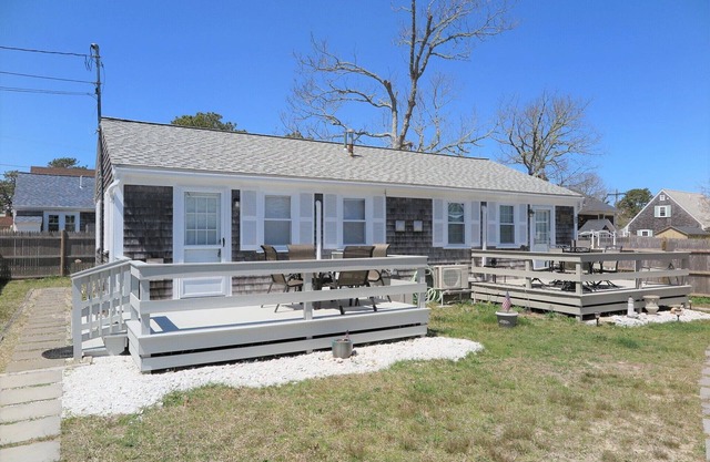 Cape Cod Beach Cottage-2 bdrm, 1 bath, full kitchen and two minute walk to beach