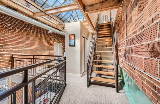 Capital Hill Apartment-Rooftop Deck with Grill -Fireplace -30 Day Rental