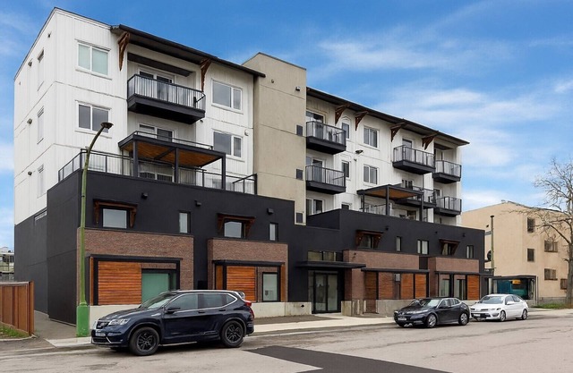 Capri Central Kelowna - Quiet 2 Bedroom with Mountain Views